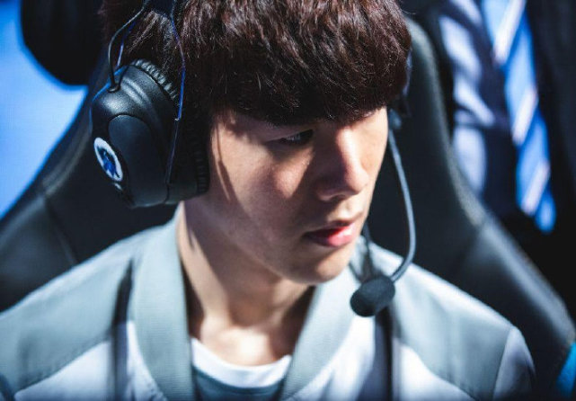 育背后更深 育背后更深